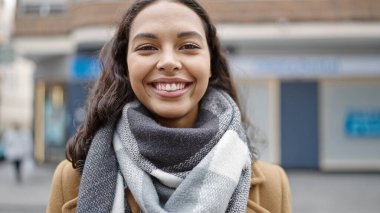 Sokakta kendine güvenen güzel İspanyol kadın.
