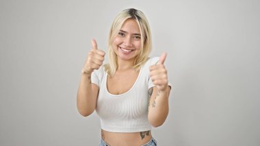 İzole edilmiş beyaz arka planda gülümseyen güzel İspanyol kadın.