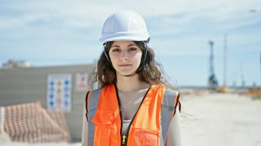 Genç, güzel İspanyol kadın müteahhit sokakta rahat bir ifadeyle duruyor.