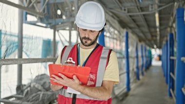 Genç İspanyol müteahhit sokakta yazı yazıyor.