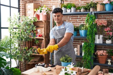 Çiçekçide kendine güvenen genç İspanyol çiçekçi.