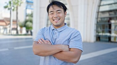  Güler yüzlü, kendine güvenen caddede çapraz hareketlerle duran