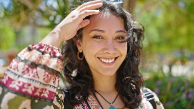 Parkta kendine güvenen güzel, İspanyol bir kadın.