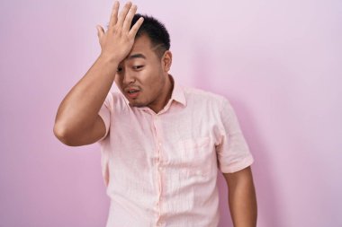 Pembe arka planda duran Çinli genç adam hata için el ele tutuşarak şaşırdı. Hatayı hatırla. Unuttum, kötü hafıza kavramı. 