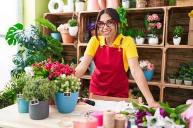 Çiçekçide kendine güvenen güzel bir Arap kadın çiçekçi.
