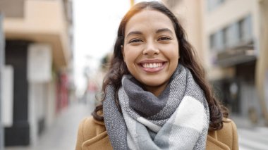 Sokakta kendine güvenen güzel İspanyol kadın.