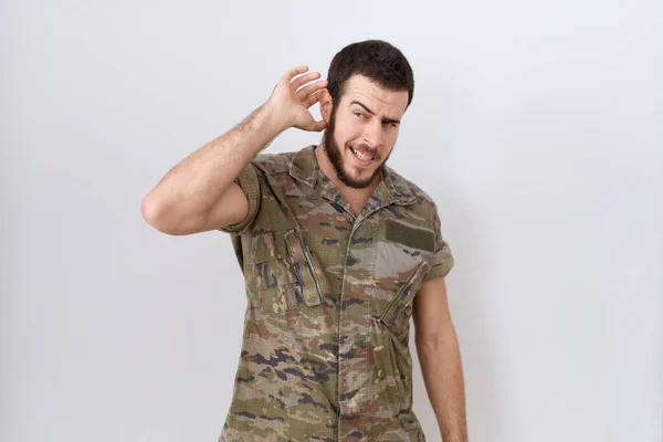 Joven Hispano Vestido Con Uniforme Camuflaje Del Ejército Sonriendo Con — Foto de Stock