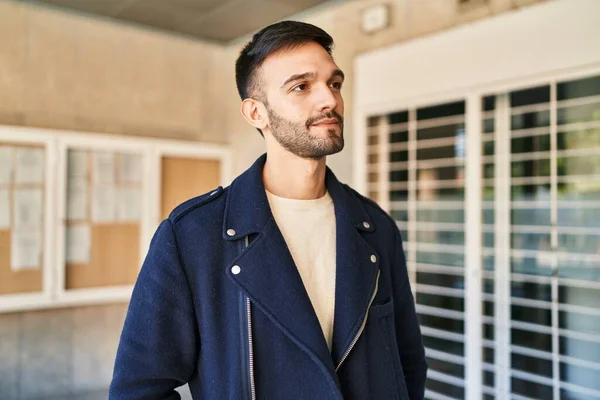 Sokak 'ta şehrin haritasını tutan genç bir İspanyol.