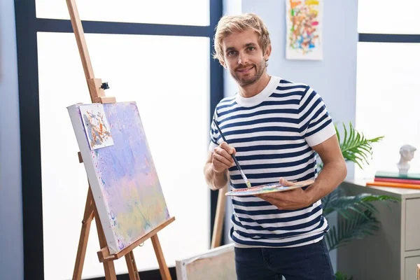 Młody Człowiek Artysta Uśmiecha Się Pewnie Rysunek Studio Sztuki — Zdjęcie stockowe
