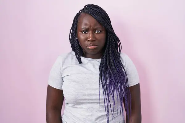 Fiatal Afrikai Áll Rózsaszín Háttér Depressziós Aggódni Szorongás Sír Dühös — Stock Fotó