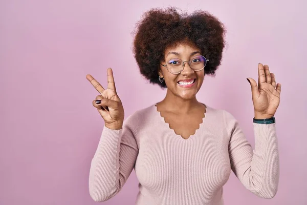 Young African American Woman Standing Pink Background Showing Pointing Fingers — Photo