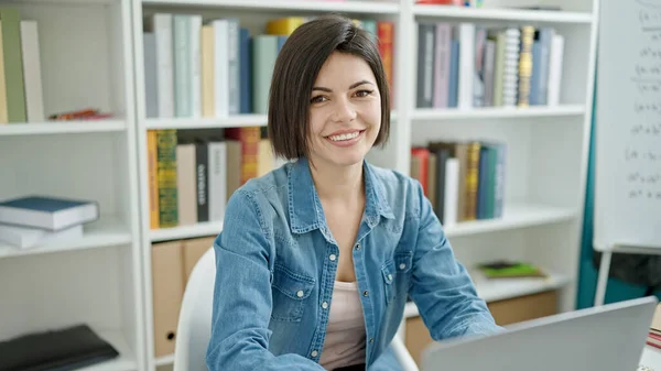 Młoda Kaukaska Kobieta Student Uśmiecha Się Pewnie Pomocą Laptopa Studiuje — Zdjęcie stockowe