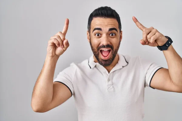 Jonge Spaanse Man Met Baard Casual Kleding Witte Achtergrond Glimlachend — Stockfoto