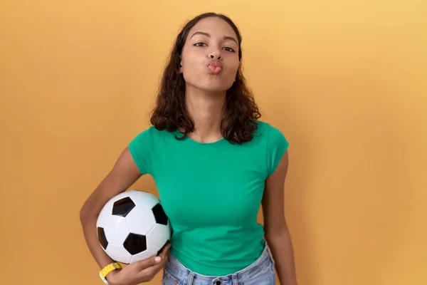Молодая Латиноамериканка Держащая Мяч Глядя Камеру Дующая Воздух Поцелуем Будучи — стоковое фото
