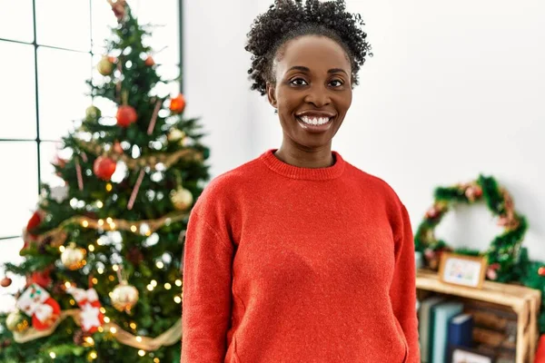 Africano Americano Mulher Sorrindo Confiante Pela Árvore Natal Casa — Fotografia de Stock