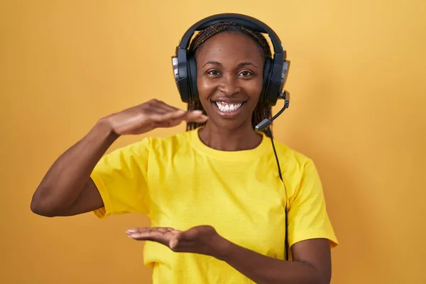 Mujer Afroamericana Escuchando Música Usando Auriculares Haciendo Gestos Con Las —  Fotos de Stock