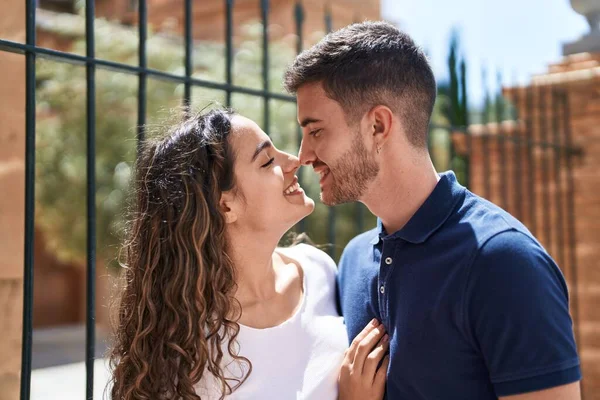 Νεαρό Ζευγάρι Ισπανόφωνων Που Χαμογελούν Αυτοπεποίθηση Αγκαλιάζονται Και Φιλιούνται Στο — Φωτογραφία Αρχείου