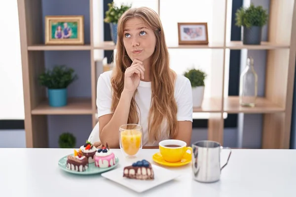 Ung Kaukasisk Kvinna Äter Bakverk Till Frukost Med Handen Hakan — Stockfoto