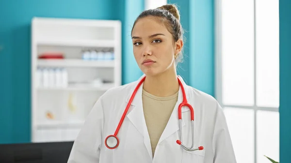 Young Beautiful Hispanic Woman Doctor Standing Serious Expression Clinic — Stock Photo, Image
