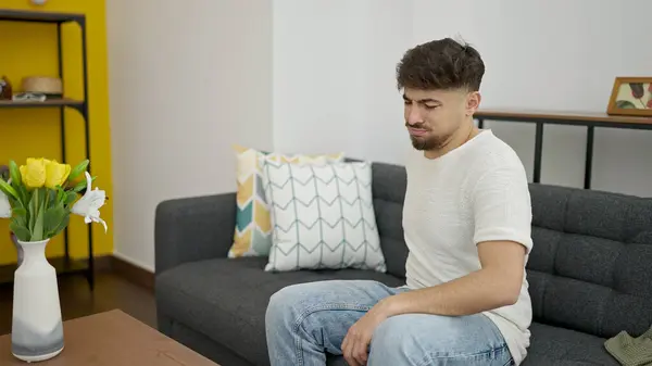 Jovem Árabe Homem Sofrendo Dor Nas Costas Sentado Sofá Casa — Fotografia de Stock