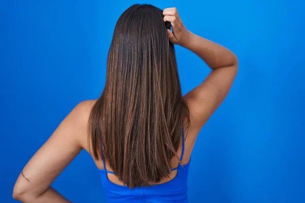 Hispanic Woman Standing Blue Background Backwards Thinking Doubt Hand Head — Stock Photo, Image