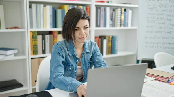 Νεαρή Καυκάσια Φοιτήτρια Που Χρησιμοποιεί Φορητό Υπολογιστή Και Σπουδάζει Στην — Φωτογραφία Αρχείου