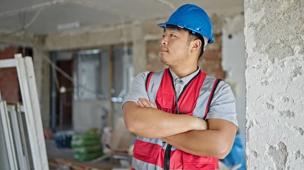 Construtor Com Braços Cruzados Gesto Olhando Torno Canteiro Obras — Fotografia de Stock
