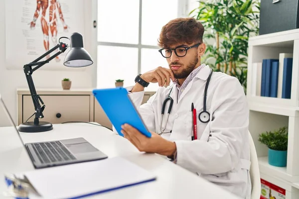 Young Arab Man Wearing Doctor Uniform Using Touchpad Clinic — Stock Photo, Image