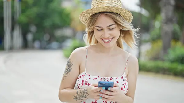 Jovem Loira Mulher Turista Sorrindo Confiante Usando Smartphone Rua — Fotografia de Stock