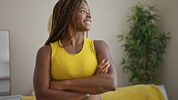 Afroamerikanerin Lächelt Selbstbewusst Mit Verschränkten Armen Hause — Stockfoto