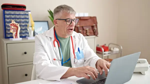 Średni Wiek Siwe Mężczyzna Lekarz Pomocą Laptopa Pracy Klinice — Zdjęcie stockowe