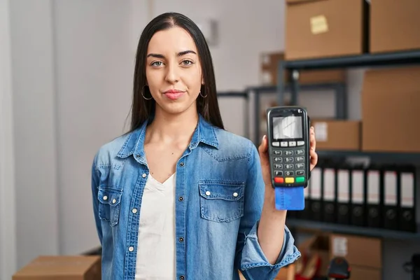 Hispanic Woman Working Small Business Ecommerce Holding Credit Card Dataphone — Stock Photo, Image