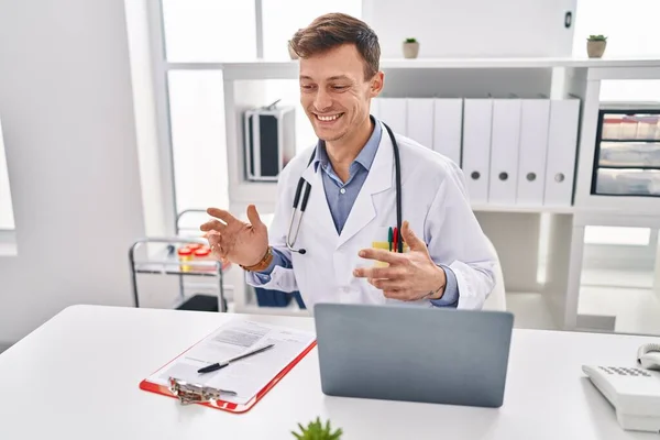 Young Man Doctor Smiling Confident Speaking Clinic — Stock Photo, Image