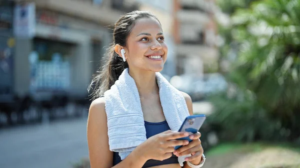 Ung Vacker Latinamerikansk Kvinna Bär Sportkläder Med Hjälp Smartphone Parken — Stockfoto