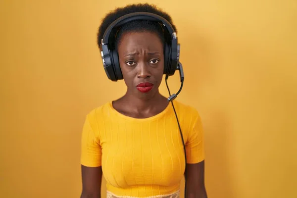 Afrikaanse Vrouw Met Krullend Haar Staande Gele Achtergrond Met Een — Stockfoto