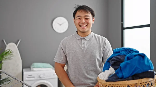 Selbstbewusst Lächelnd Der Wäscheleine Der Waschküche — Stockfoto