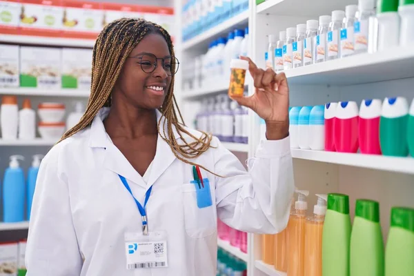 Afrikaans Amerikaanse Vrouw Apotheker Glimlachen Zelfverzekerde Holding Pillen Fles Bij — Stockfoto