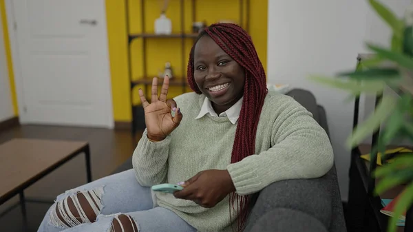 Αφρικανική Γυναίκα Πλεγμένα Μαλλιά Χρησιμοποιώντας Smartphone Κάνει Χειρονομία Στο Σπίτι — Φωτογραφία Αρχείου