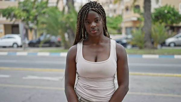 Afrikansk Amerikansk Kvinna Står Med Allvarliga Uttryck Gatan — Stockfoto