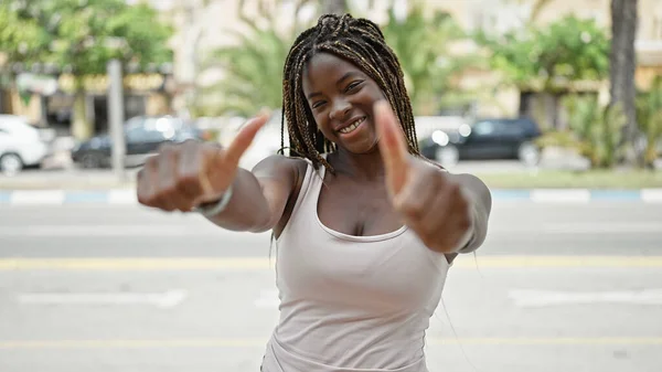 Africano Americano Mulher Sorrindo Confiante Fazendo Polegares Acima Gesto Rua — Fotografia de Stock