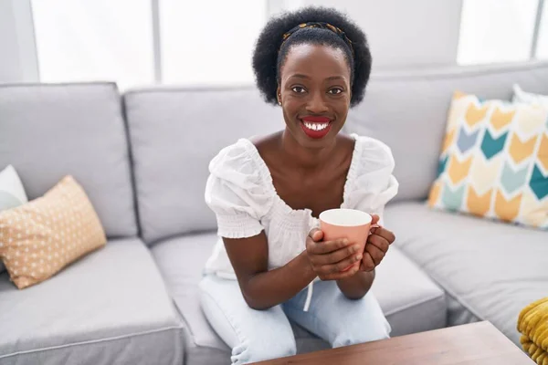 African American Woman Drinking Coffee Sitting Sofa Home — Fotografia de Stock