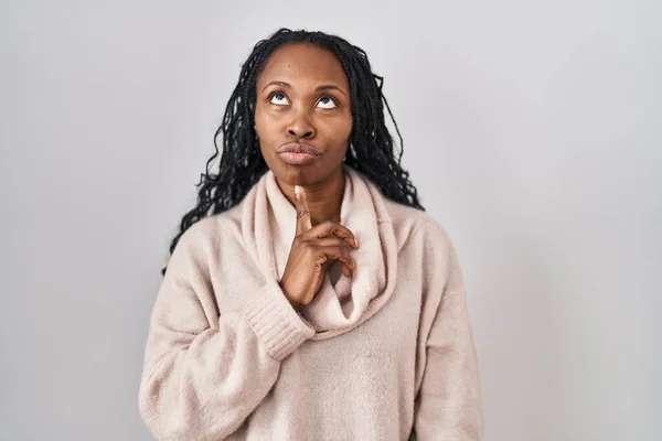 Mujer Africana Pie Sobre Fondo Blanco Pensando Concentrado Duda Con —  Fotos de Stock