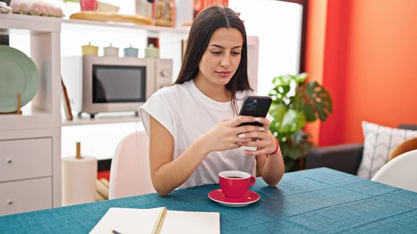 Giovane Bella Donna Ispanica Utilizzando Smartphone Bere Caffè Sala Pranzo — Foto Stock