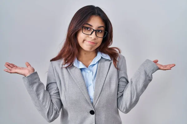 Mulher Negócios Jovem Hispânica Usando Óculos Expressão Indolor Confuso Com — Fotografia de Stock