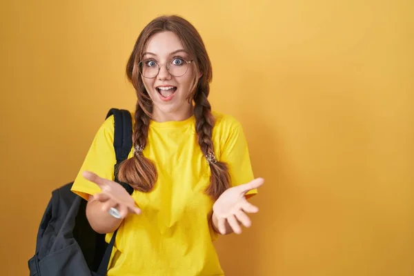 Jovem Caucasiana Usando Mochila Estudantil Sobre Fundo Amarelo Sorrindo Alegre — Fotografia de Stock