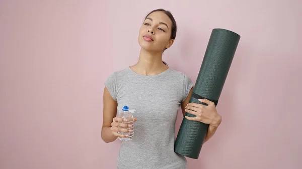 Junge Schöne Hispanische Frau Sportbekleidung Hält Yogamatte Und Wasser Über — Stockfoto