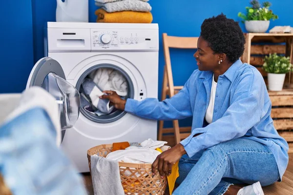 非洲裔美国妇女在洗衣房用洗衣机充满自信地微笑 — 图库照片