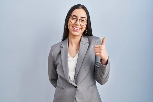 Mulher Negócios Hispânica Usando Óculos Fazendo Polegares Felizes Gesto Com — Fotografia de Stock