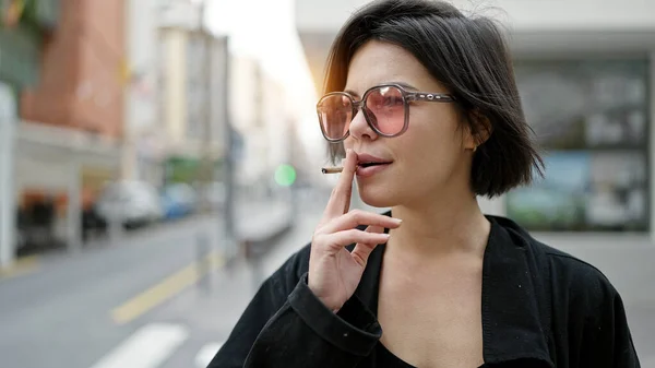 Ung Kaukasiska Kvinna Bär Solglasögon Rökning Gatan — Stockfoto