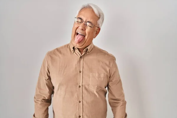 Homem Sênior Hispânico Usando Óculos Furando Língua Feliz Com Expressão — Fotografia de Stock